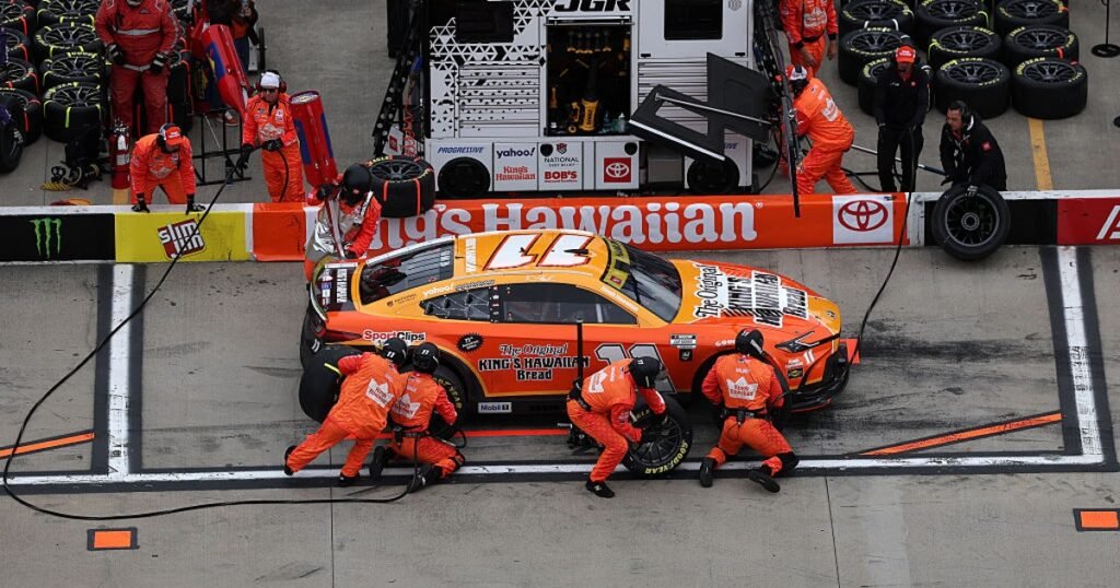 Gibbs changing car parts ahead of title showdown